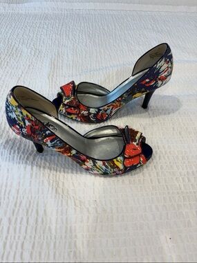 Coach and Four Women’s Multicolor Floral Peep-Toe Heels
Size 8